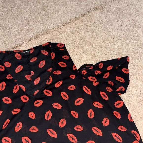 Torrid Blouse Size 3 Plus Size Lips Women’s Top Cold shoulder - Picture 3 of 9